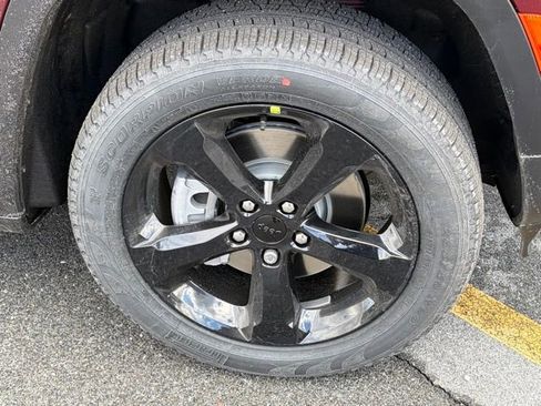 New 2025 Jeep Grand Cherokee L Limited image 11