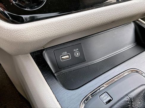 Used 2017 Kia Sedona LX image 31