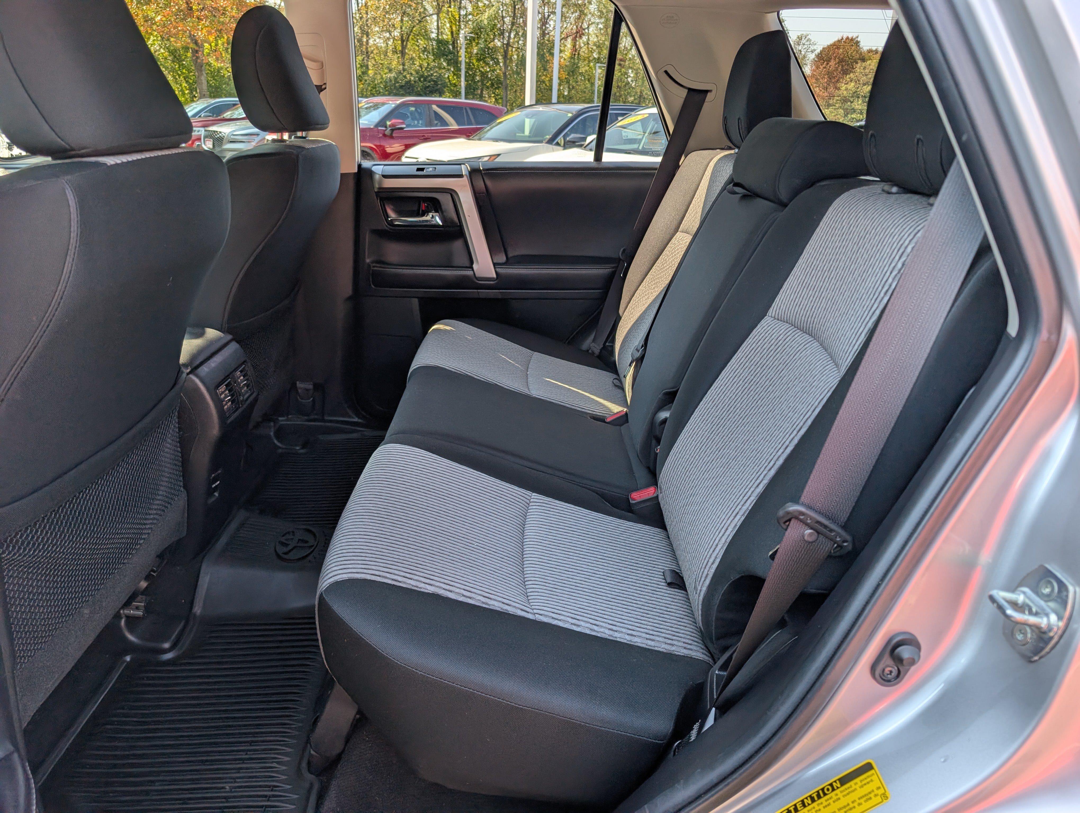 Used 2018 Toyota 4Runner SR5 AWD/4WD image 15