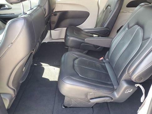 Used 2022 Chrysler Pacifica Touring-L image 21