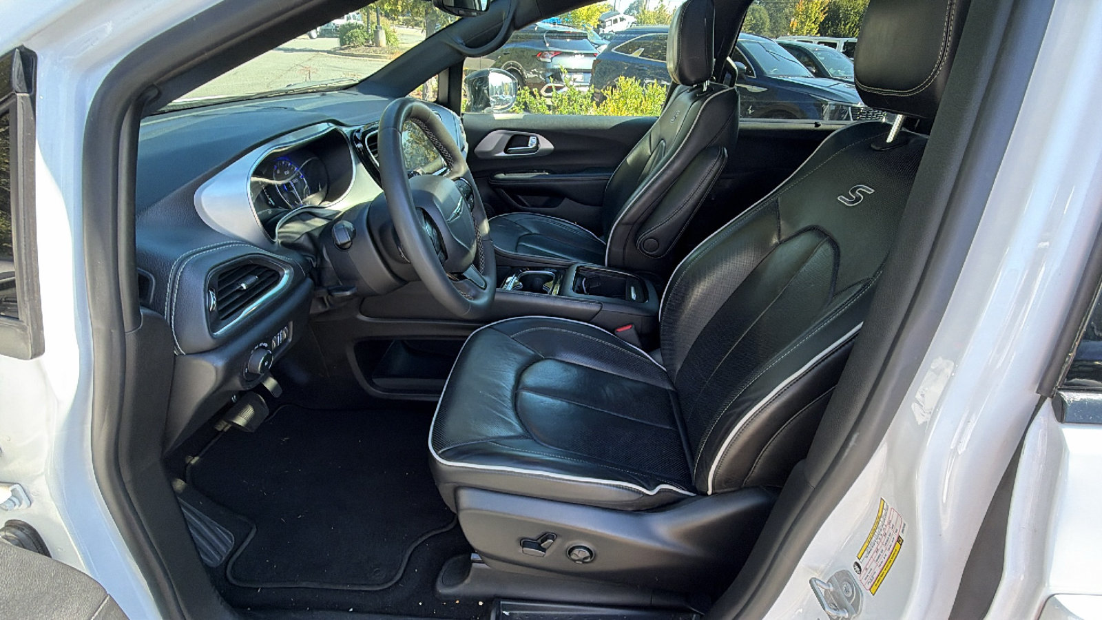 Used 2025 Chrysler Pacifica Limited FWD image 16
