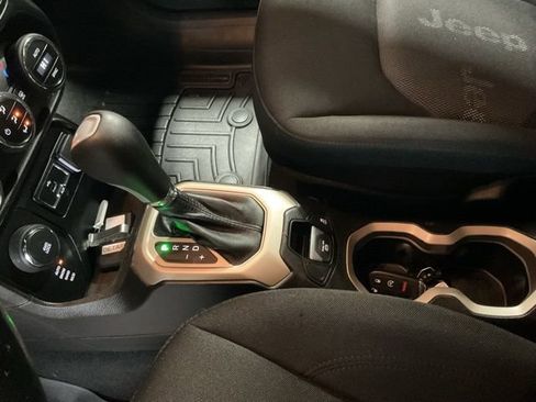 Used 2017 Jeep Renegade Latitude w/ Popular Equipment Group image 16