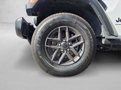 Used 2025 Jeep Gladiator Sport AWD/4WD image 9