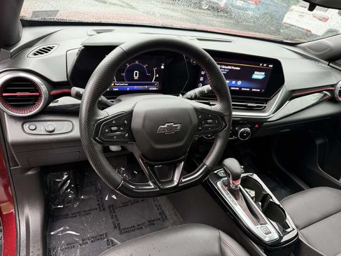 Used 2024 Chevrolet Trax RS w/ Sunroof Package FWD image 2