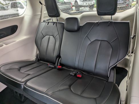 Used 2023 Chrysler Pacifica Limited w/ Uconnect Theater Family Group FWD image 14