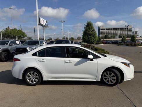 Certified 2025 Toyota Corolla LE image 4