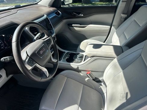 Used 2023 GMC Acadia SLT w/ Technology Package FWD image 9