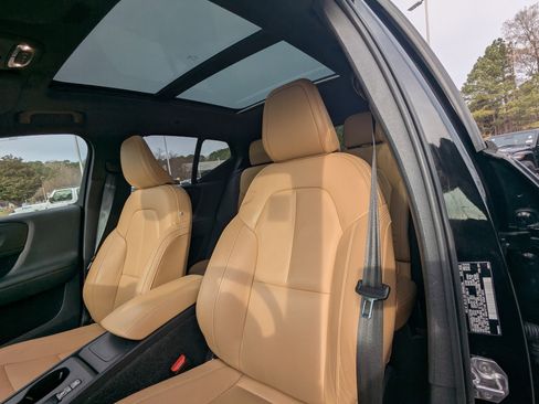 Used 2020 Volvo XC40 T5 Momentum image 9