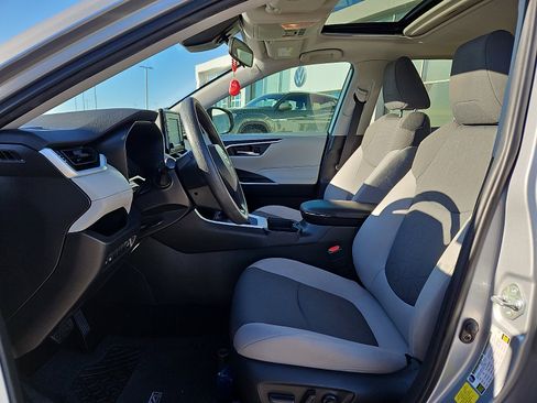 Used 2020 Toyota RAV4 XLE w/ Convenience Package image 10