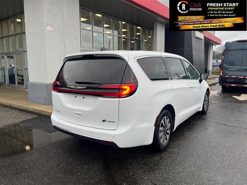 Used 2024 Chrysler Pacifica Plug in Hybrid Select Fwd image 7