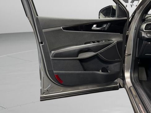 Used 2019 Kia Sorento SX image 13