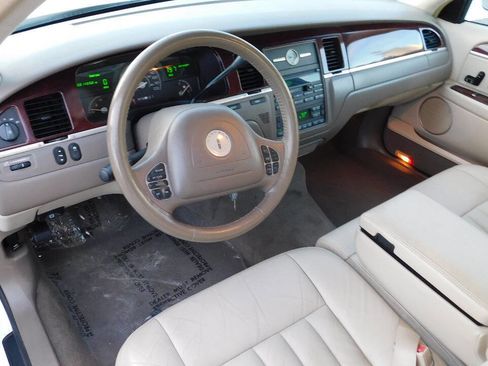 Used 2004 Lincoln Town Car Signature image 15