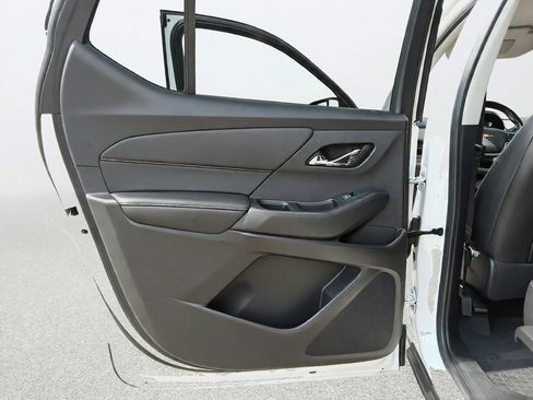 Used 2021 Chevrolet Traverse LT w/ LPO, Floor Liner Package FWD image 31