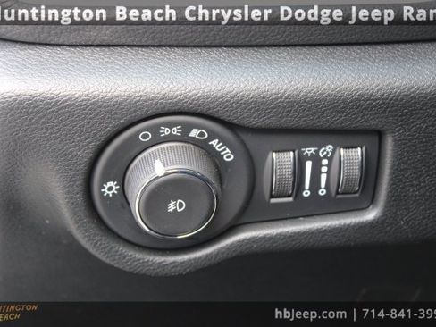 Used 2026 Chrysler Pacifica Select image 13