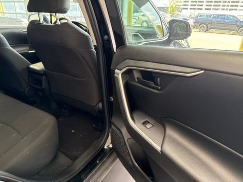 Used 2020 Toyota RAV4 LE FWD image 9