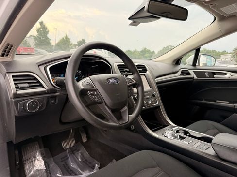 Used 2019 Ford Fusion SE FWD image 12
