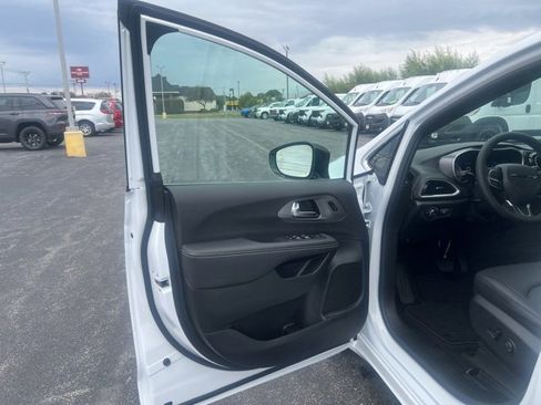 New 2026 Chrysler Pacifica Select image 15