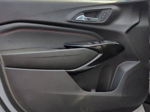 Used 2025 Chevrolet Trax RS w/ Sunroof Package FWD image 17