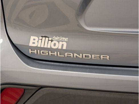 Used 2021 Toyota Highlander XLE AWD/4WD image 4