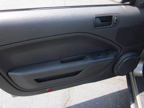 Used 2005 Ford Mustang Premium image 12
