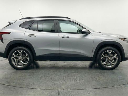 Used 2025 Chevrolet Trax LT w/ LT Convenience Package FWD image 11