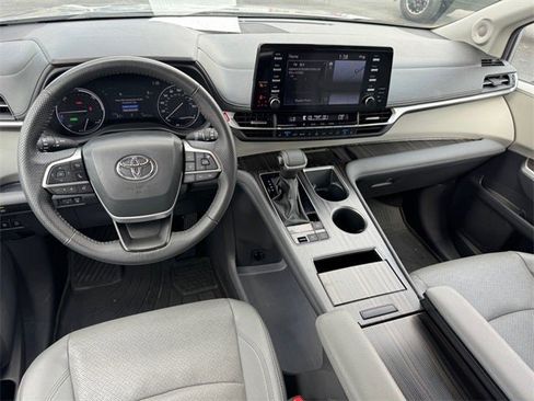 Certified 2024 Toyota Sienna Limited image 11