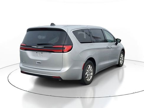 Used 2024 Chrysler Pacifica Touring-L FWD image 3