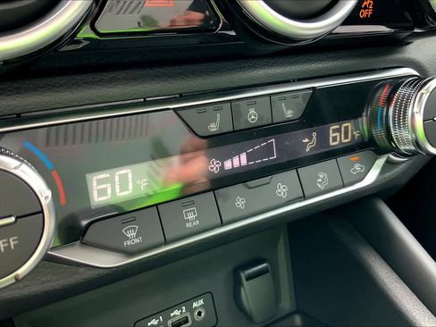 Used 2024 Nissan Sentra SR w/ SR Premium Package image 18