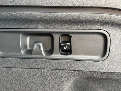 Used 2025 Mercedes-Benz GLC 350e 4MATIC image 34