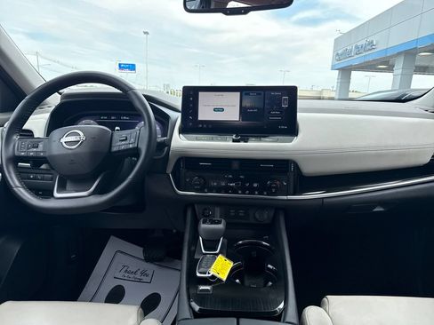 Used 2025 Nissan Rogue SL w/ SL Premium Package FWD image 15
