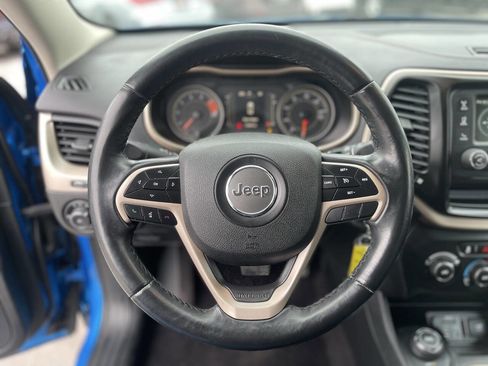 Used 2018 Jeep Cherokee Latitude w/ Altitude Package image 25