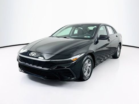 Certified 2025 Hyundai Elantra SE FWD image 3