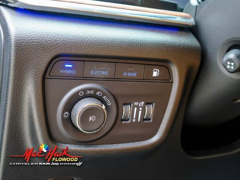 Used 2024 Jeep Grand Cherokee Summit w/ Advanced Protech Group IV AWD/4WD image 21