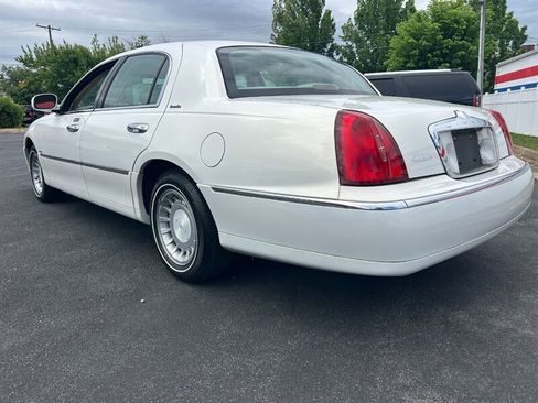 Used 2002 Lincoln Town Car Executive RWD image 5