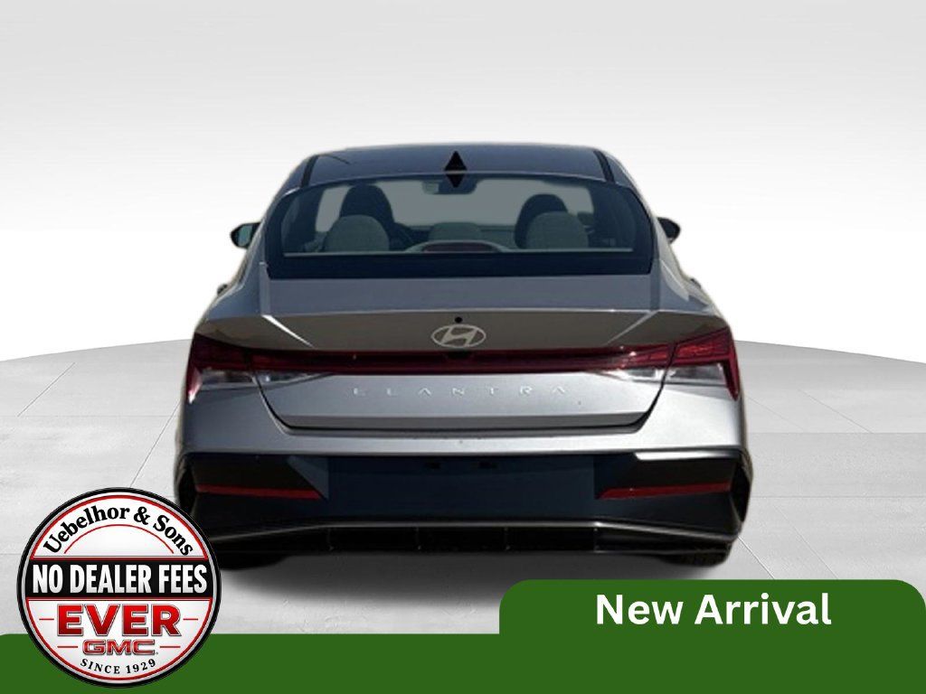 Used 2025 Hyundai Elantra SEL FWD image 8