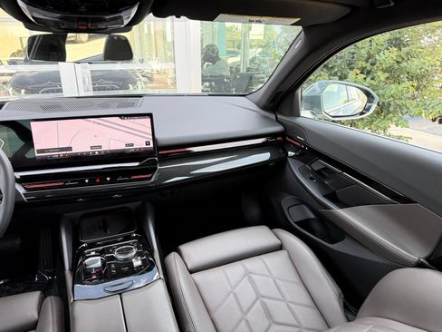 Used 2024 BMW 530i w/ Premium Package RWD image 29