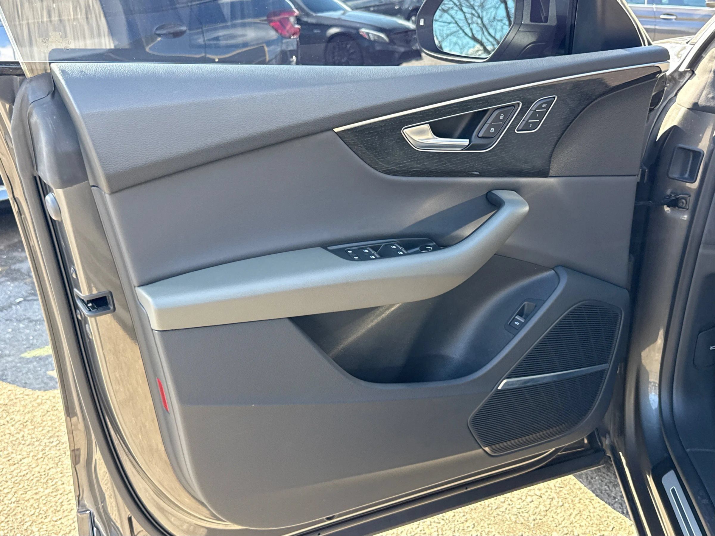 Used 2019 Audi Q8 Premium Plus AWD/4WD image 17