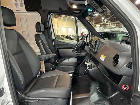 Used 2025 Mercedes-Benz Sprinter 2500 image 11