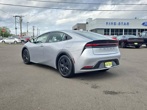 Used 2024 Toyota Prius LE image 4