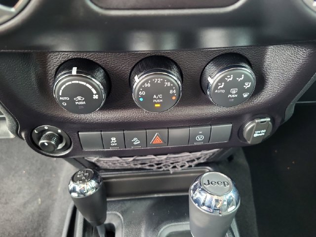 Used 2016 Jeep Wrangler Unlimited Sahara w/ Connectivity Group AWD/4WD image 21