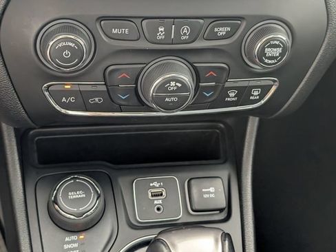 Certified 2021 Jeep Cherokee Limited AWD/4WD image 22