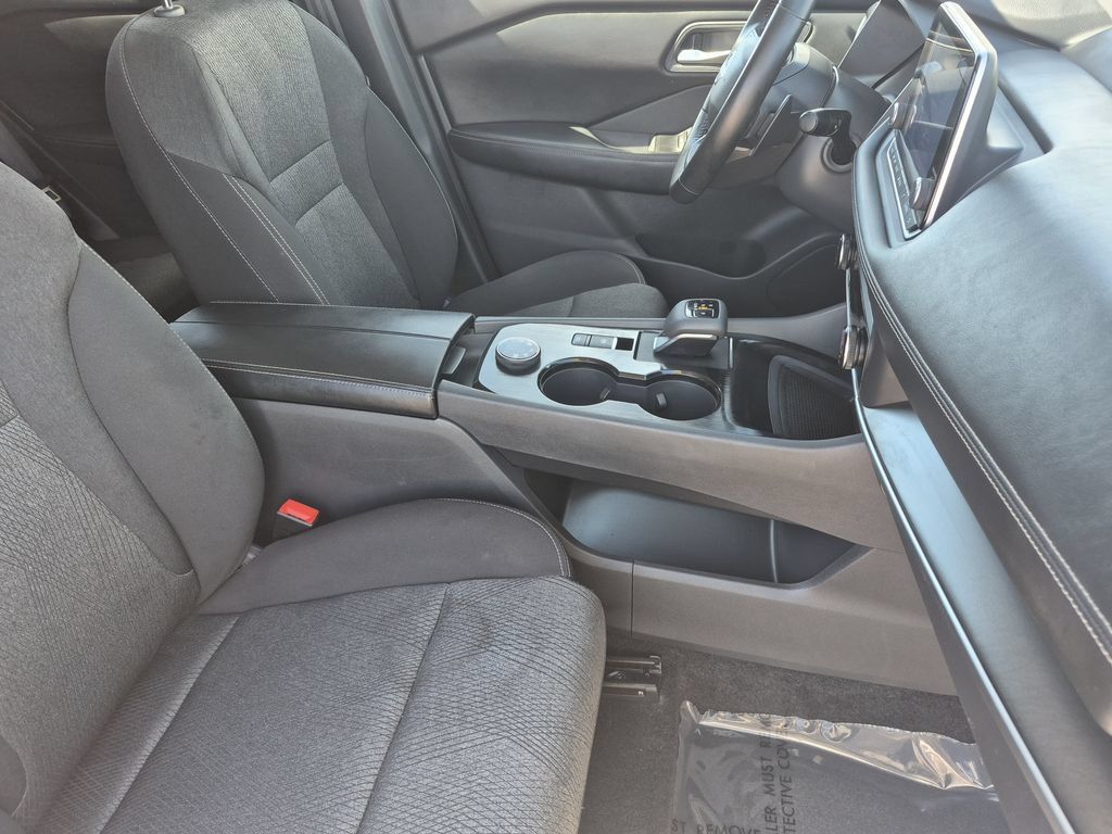 Used 2025 Nissan Rogue SV AWD/4WD image 16