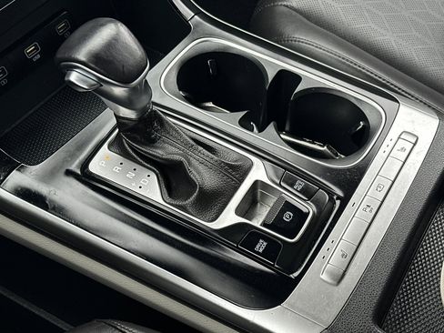 Used 2022 Kia Carnival LX image 21