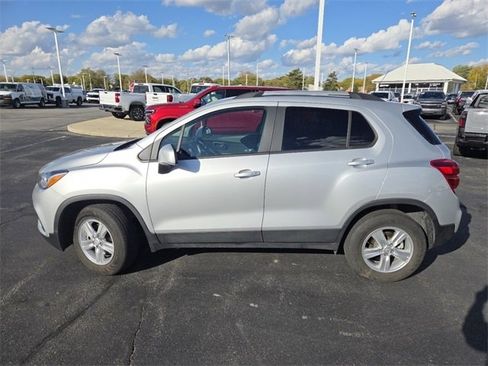 Used 2022 Chevrolet Trax LT w/ LT Convenience Package image 14