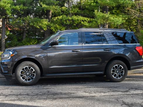 Used 2024 Ford Expedition XLT AWD/4WD image 4