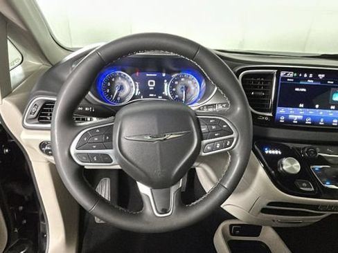 Used 2024 Chrysler Pacifica Touring-L FWD image 14
