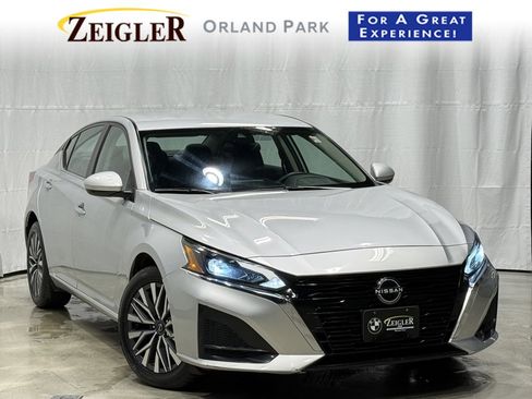 Certified 2023 Nissan Altima 2.5 SV image 1