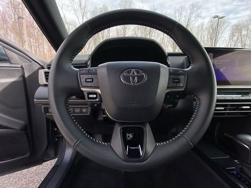 Used 2025 Toyota Camry SE image 30