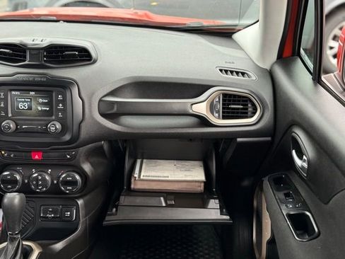 Used 2017 Jeep Renegade Latitude w/ Popular Equipment Group image 32