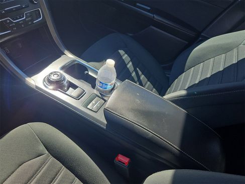 Used 2020 Ford Fusion SE image 12